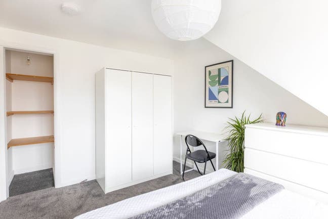 Modern, Clean, Safe, Secure Double en-suite (MC) Main Photo