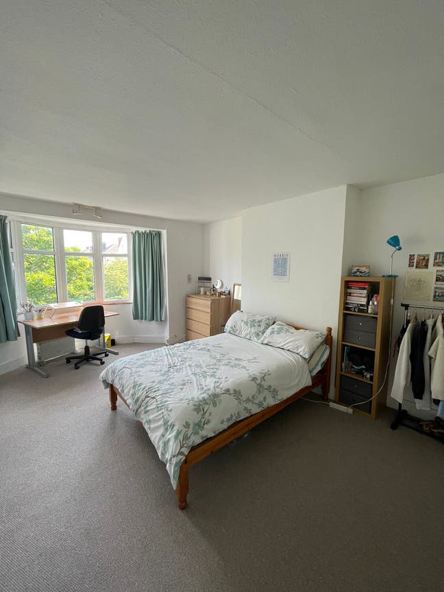Double Room in Raynes Park  Main Photo