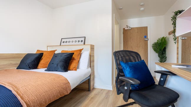 Silver Ensuite | 4 Bed Flat Main Photo