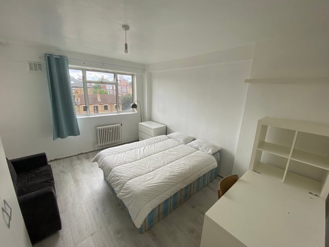 10 Mins Walk to Queen Mary Uni!! Sunny Double! Main Photo