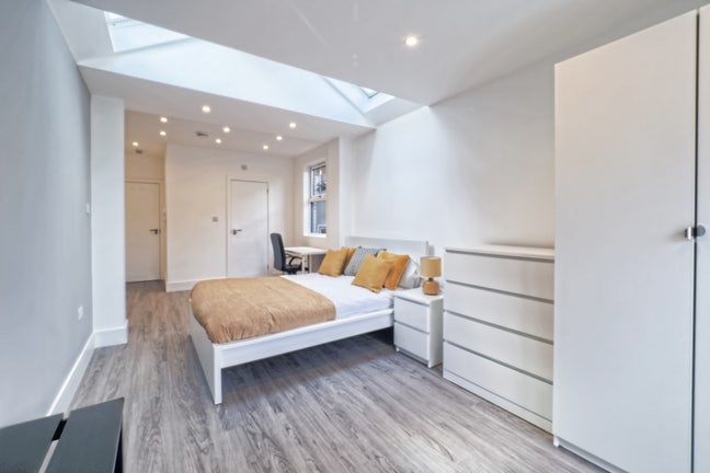 Vast En-Suite Room plus parking  Main Photo