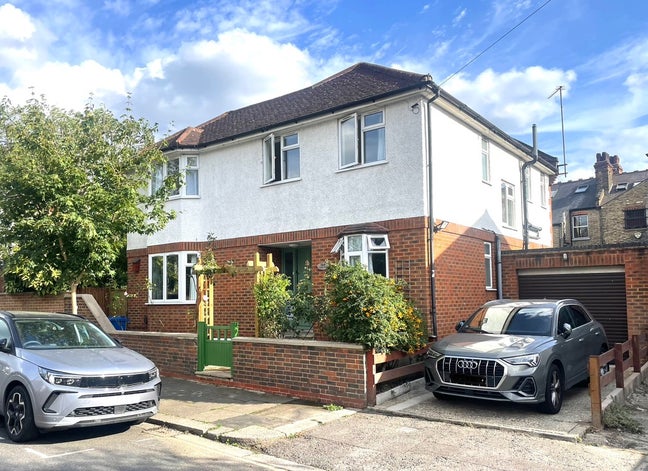 Whole property, loads of space, close to stations Main Photo