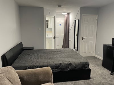 Studio - ensuite- garden room & double bedroom  Main Photo