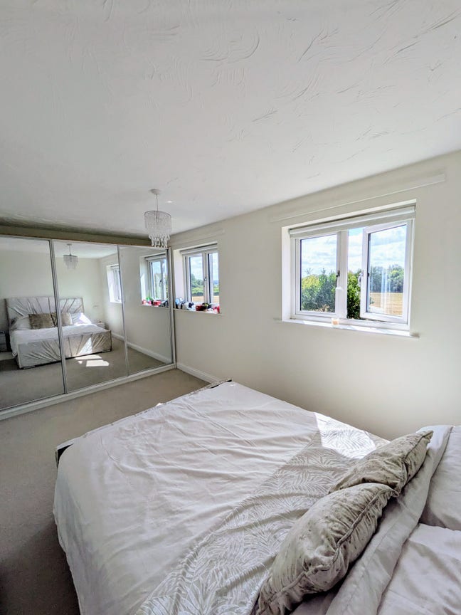 Beautiful room in sought after location Main Photo