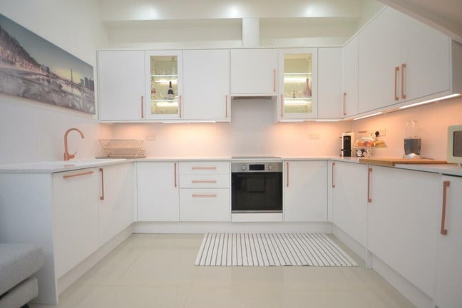 3 bedroom house close to university of reading Main Photo