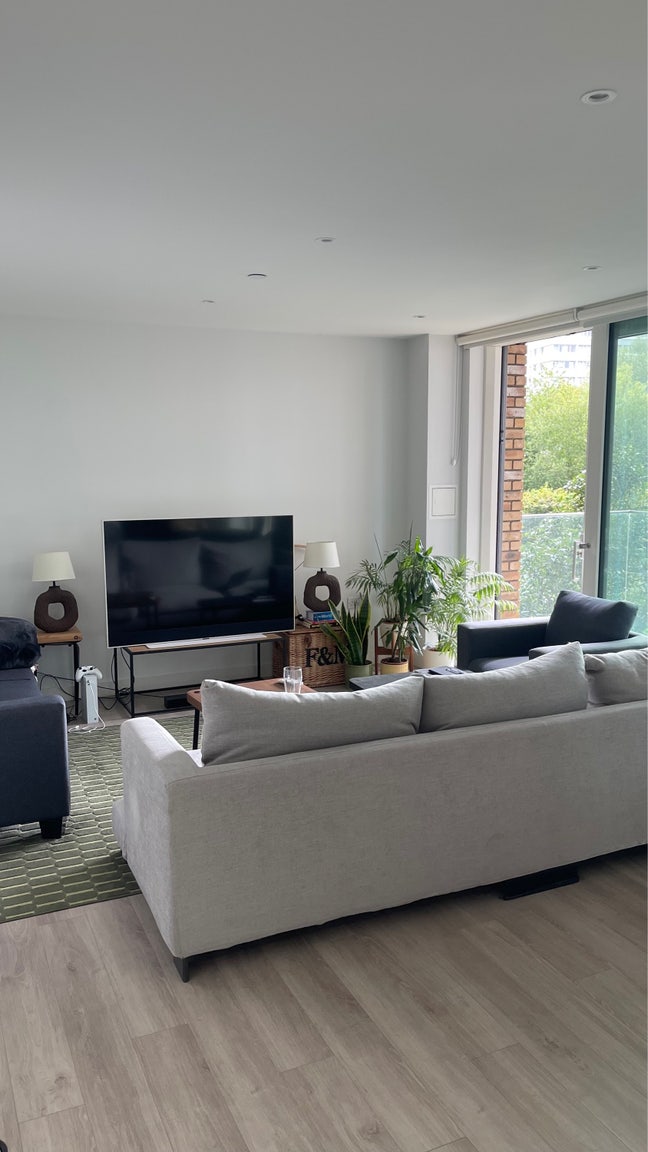 Room Available in Modern Flat with Gym & Pool Main Photo