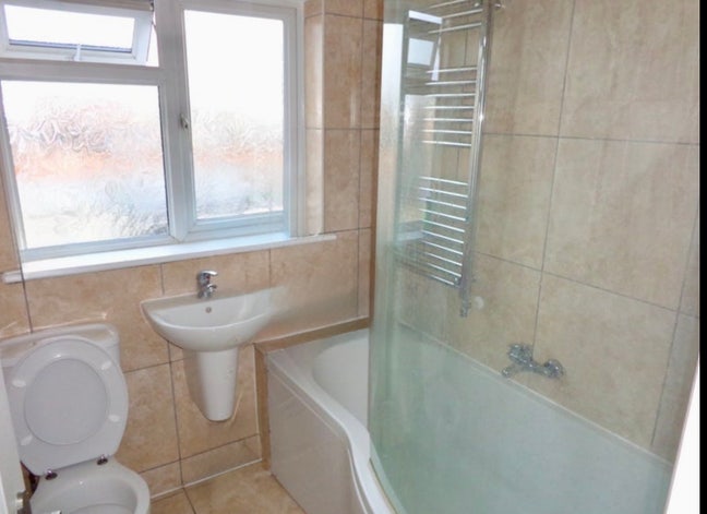 13 S/M Double Bedroom RM8 1AR homeshare  Main Photo