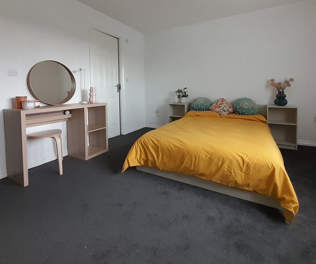 Spacious double en-suite rooms, bills included Main Photo