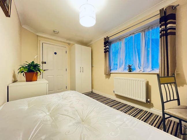 New mattress, freshly painted room near hospital Main Photo
