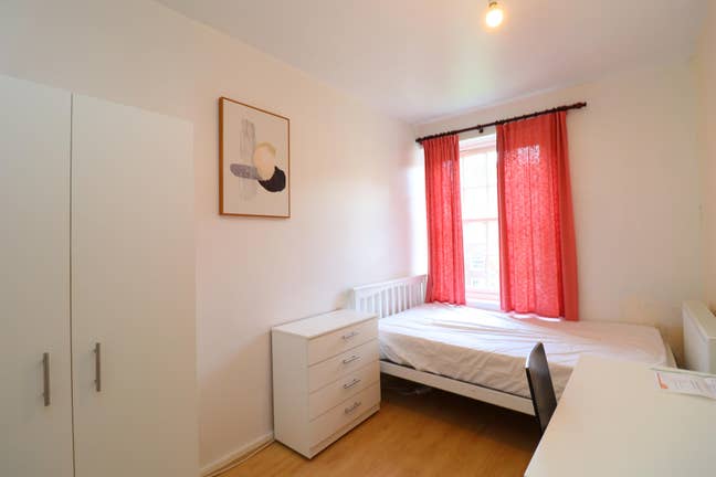 Zone 1 - 10 Minutes Walk to LSBU!  Main Photo