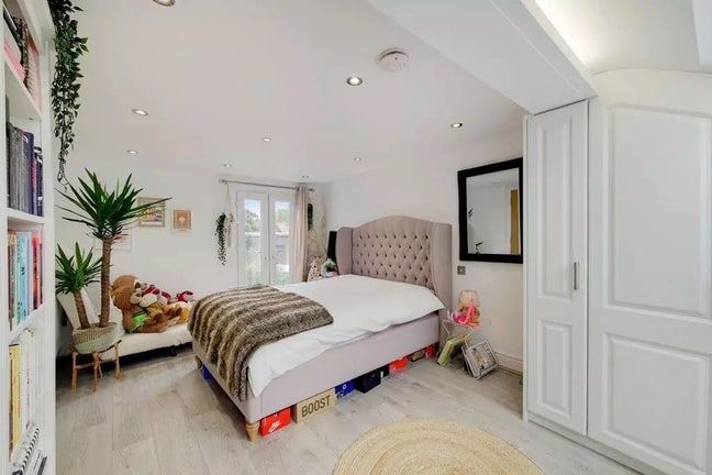 Double room available in SM6 Main Photo