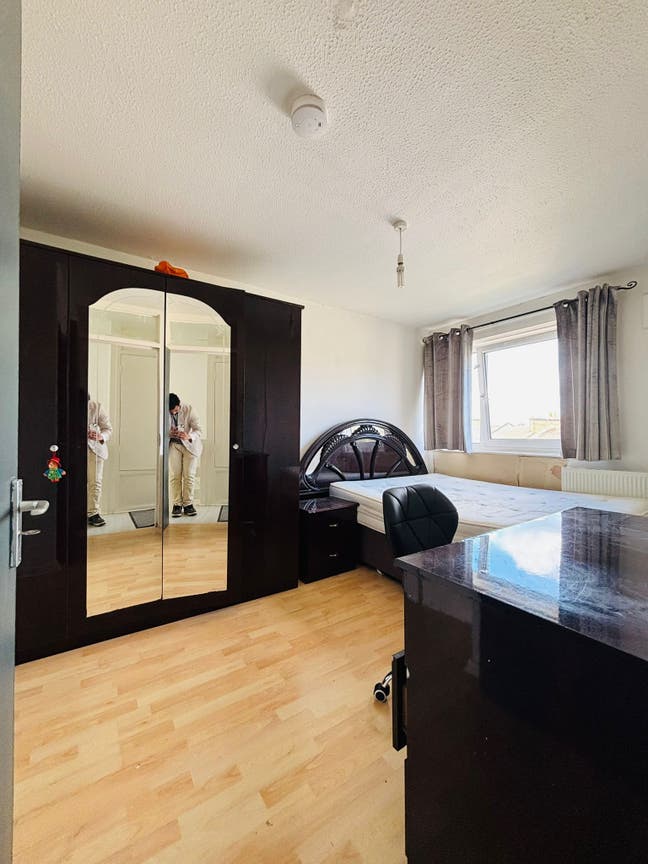 3 Bed Modern Maisonette near Queen mary university Main Photo