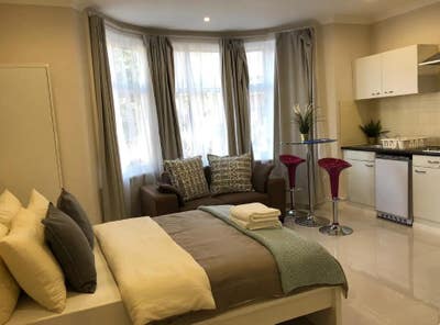 Studio Flat with Excellent Transport Links – Suita Main Photo