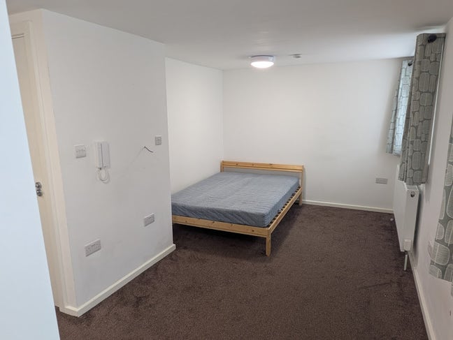 Extremely large L-shaped en-suite bedsit Main Photo