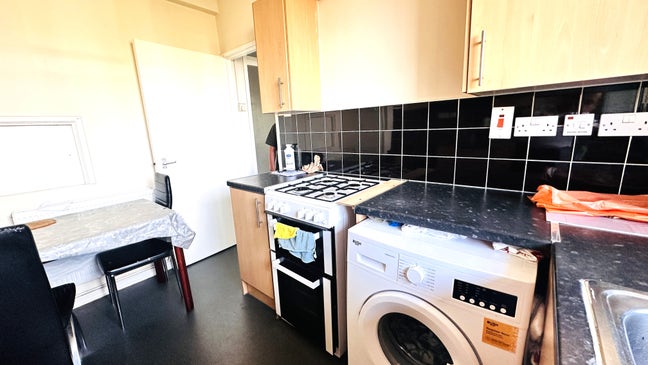  4 Bed HMO Flat With Balcony To Rent Near Mile End Main Photo