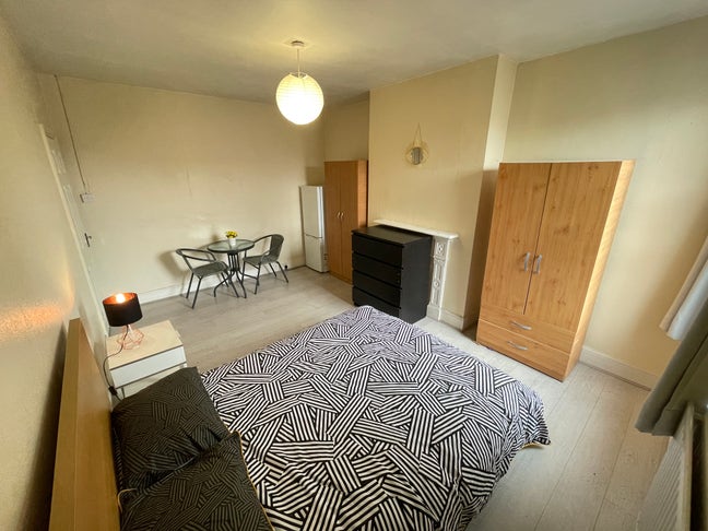 Bright room 8 mins walking from Jubilee line!  Main Photo