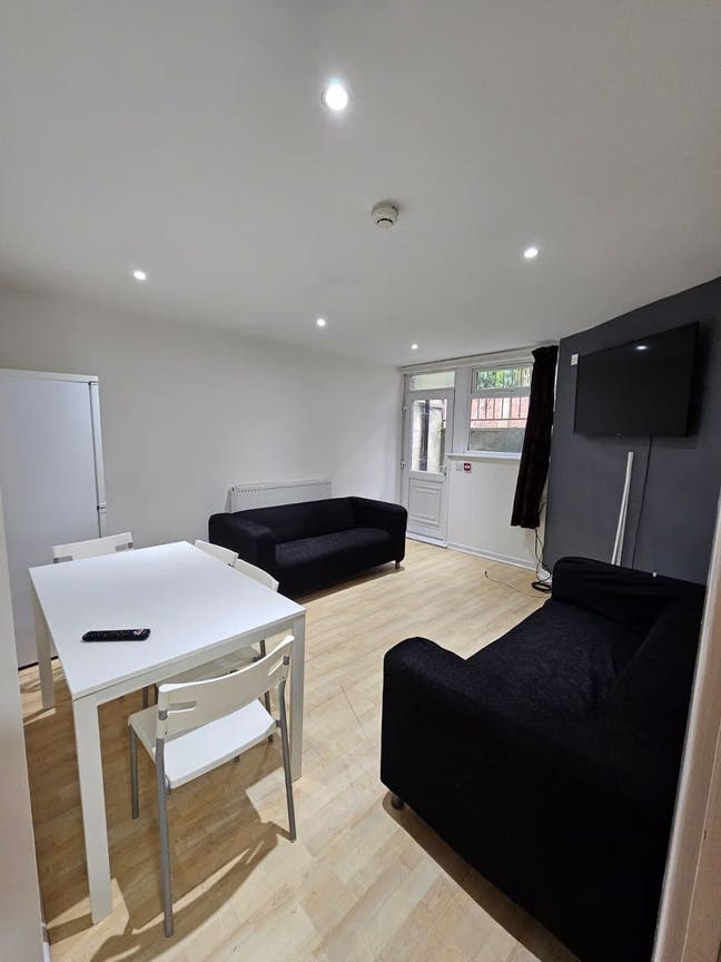 Professional let - 1 double room left! Bills Inc! Main Photo