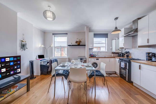 A bright and modern one-bedroom in Holland Park Main Photo