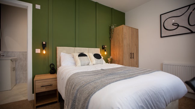  Stunning Brand-New Ensuite & Kitchenette Rooms  Main Photo