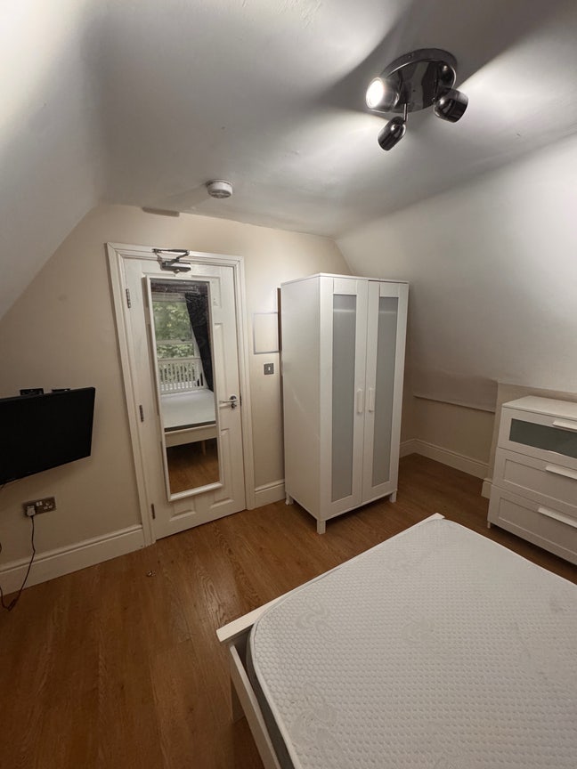 6 Double rooms available now  Main Photo