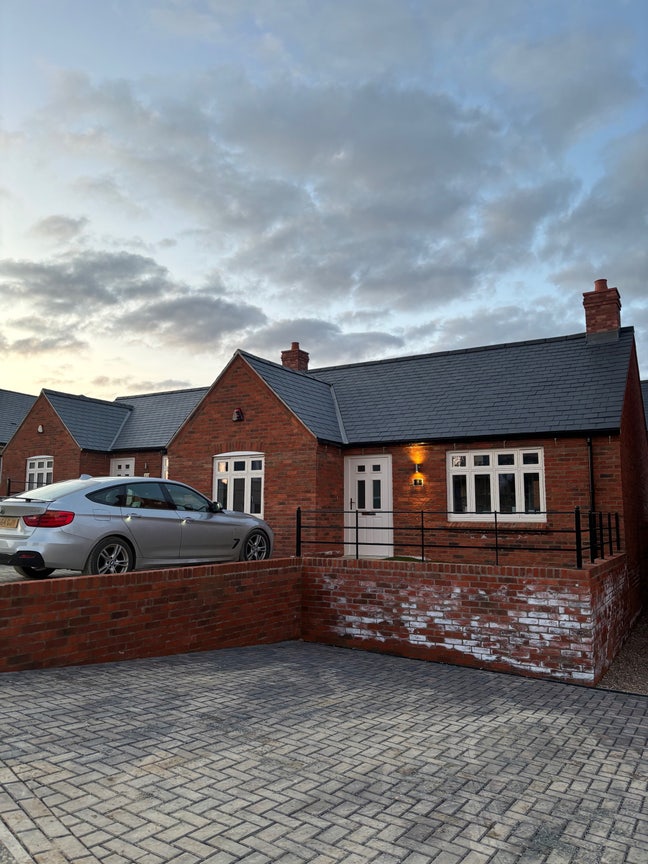 Modern Room with Driveway Parking - Medbourne Main Photo
