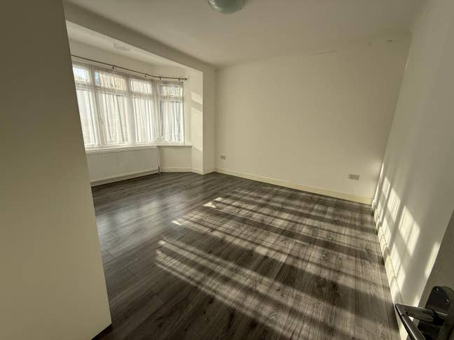 Double Rooms to Rent in IG4, Available Now ! Main Photo
