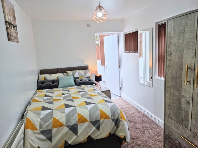 ** Lovely New Modern En Suite -All Bills Included! Main Photo