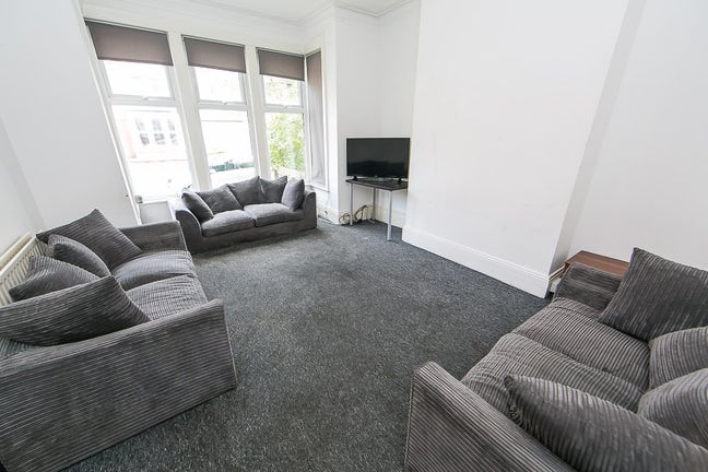 Huge Student house on Estcourt Terrace!! Main Photo
