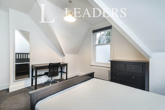 Available Nov / Double room / Central Reigate 3/4 Main Photo