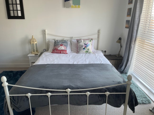 Large double room with parking in my modern home Main Photo