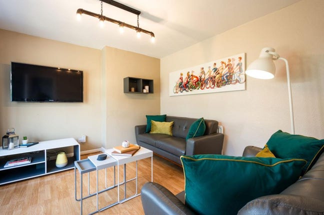Fantastic 5 Bed on Estcourt Terrace ! Main Photo