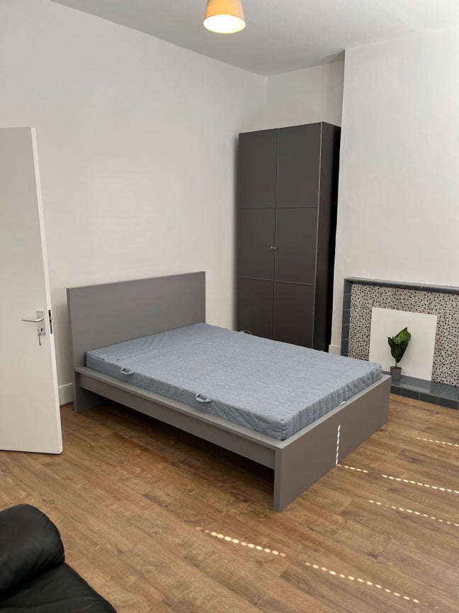 Modern, clean, large furnished room available! Main Photo