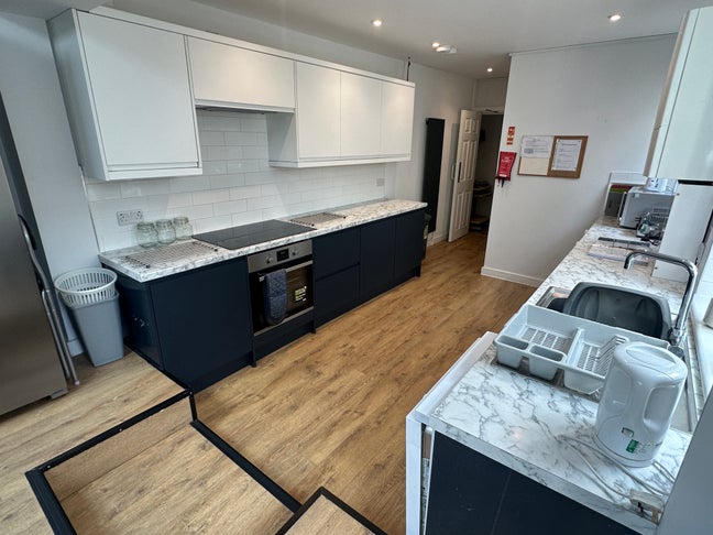 Professional House Share - Free On Road Parking!  Main Photo