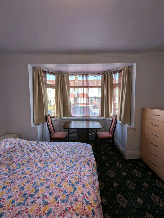 Double bedroom with private bathroom and kitchen Main Photo