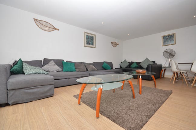 3 Double Bedroom Apartment + Private Terrace - E14 Main Photo