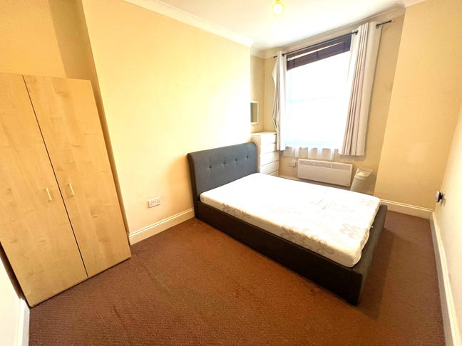 Large One Bed Flat in Camden Town Main Photo