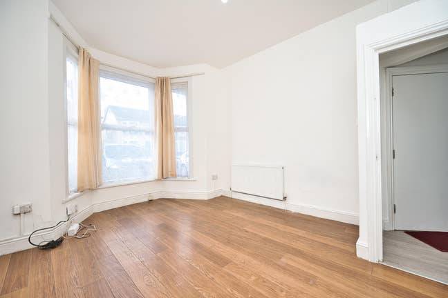 Gorgeous 2/3 Bed Flat in Goodmays Ilford IG3 Main Photo