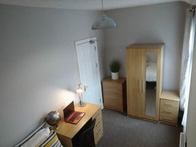 Immaculate fully furnished room Main Photo