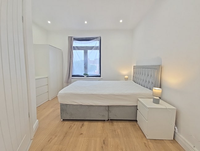 Double Room in a newly refurbished Modern House Main Photo