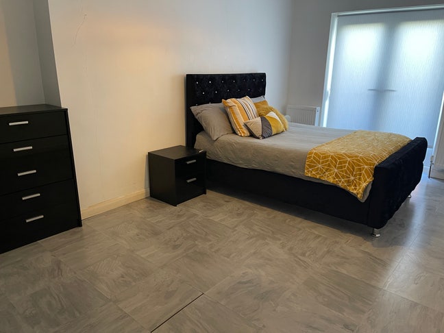 Double Bedrooms to rent in a 6 Bedroom House Main Photo