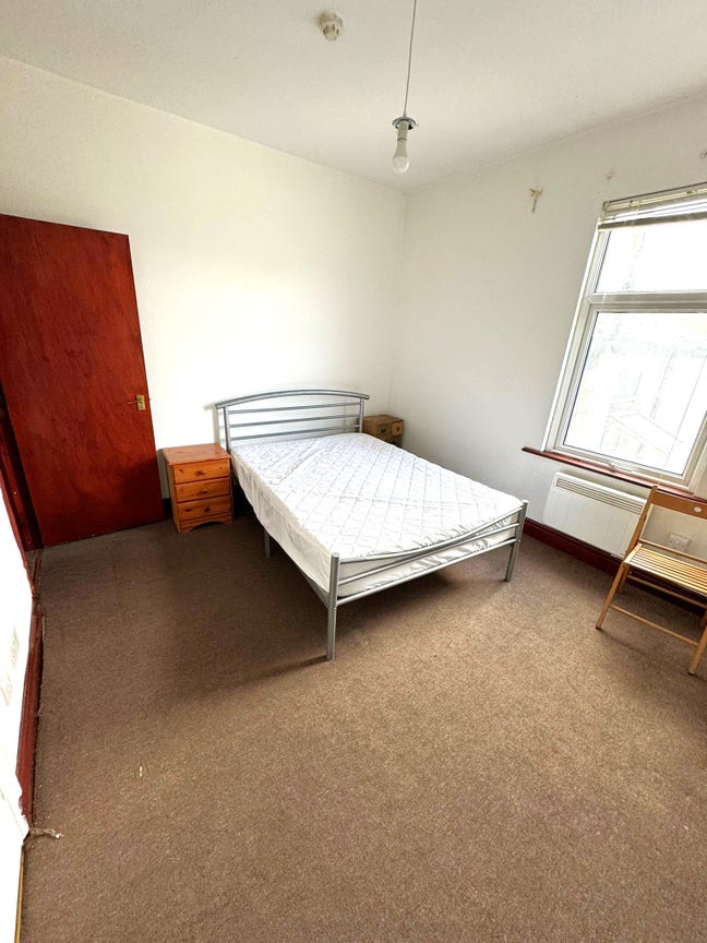 A Bright and Spacious 1-Bedroom Flat Near Turnpike Main Photo