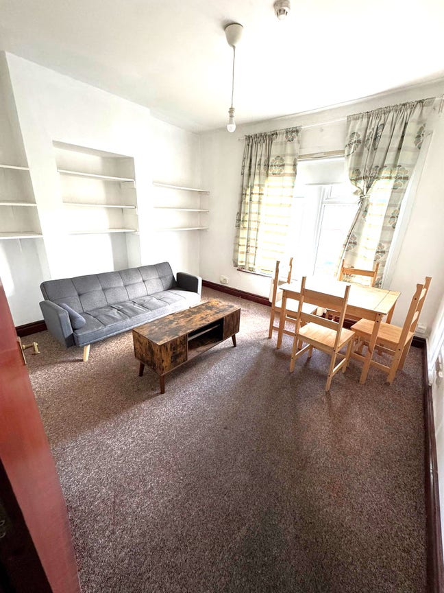 A Bright and Spacious 1-Bedroom Flat Near Turnpike Main Photo