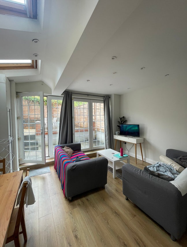 One Bedroom Avaliable Main Photo