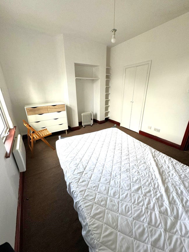 A Bright and Spacious 1-Bedroom Flat Near Turnpike Main Photo