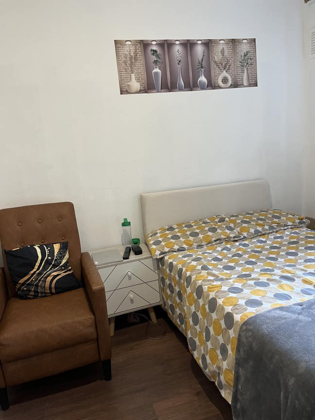  Spacious  Double  room (Females preferred) Main Photo