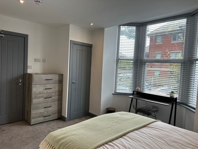 ✨ Stylish Double En-Suite with Private Kitchenette Main Photo
