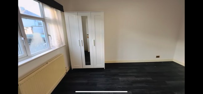 Spacious double room in harrow weald  Main Photo