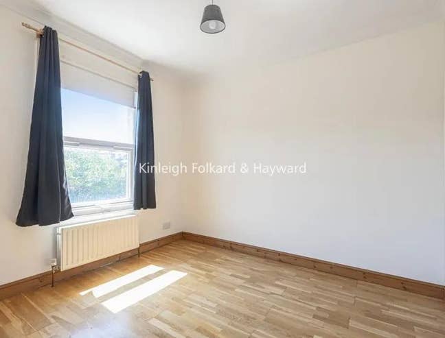 Sunny bedroom with private office space in Tooting Main Photo