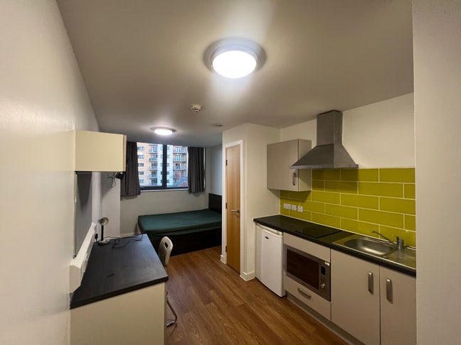 Studio Flat in Newcastle City Centre - BILLS INC.  Main Photo