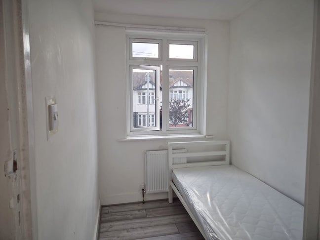  4Lovely Double& Single Rooms@IG4 5HJ/Redbridge Main Photo